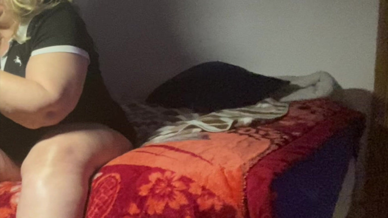 Daddykane: Une GILF mature pratique se fait masser lentement à l’huile par...
