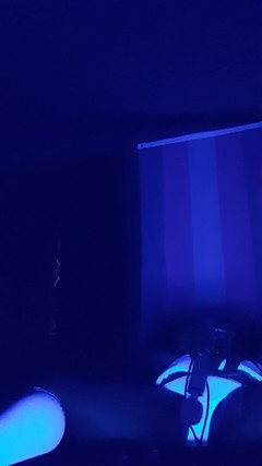 Roxxie rae page: Vlastní svazování s černým světlem