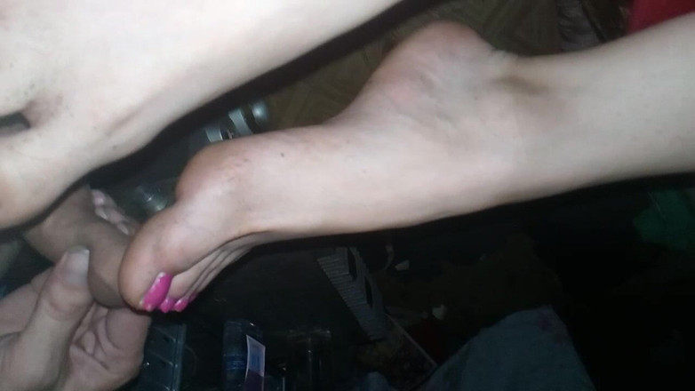 Obsessed_by_Feet: Bahagian 1 Jiran Comel Tahu Fetish Kaki Saya Dan Menawarkan Saya...