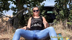 Pee Adventures: Bagnando le sue mutandine all'aperto - si piscia mentre parla con...