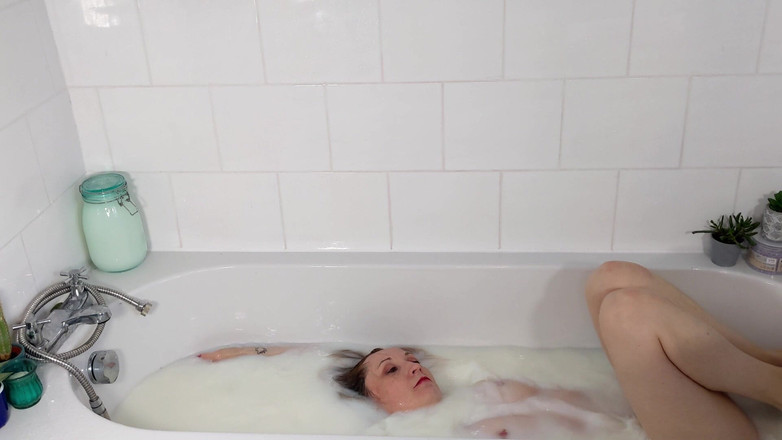 Lily kink: Mandi kulit saya dalam susu