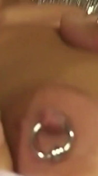 Ateşli sarışın orta yaşlı seksi kadın yalanıyor ve parmaklanıyor