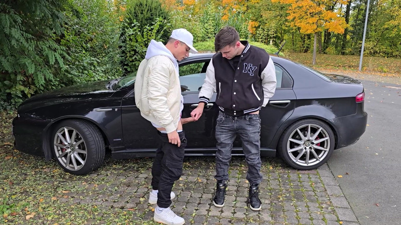 boyzxy212: 热辣的年轻男同在停车场无套做爱，并被