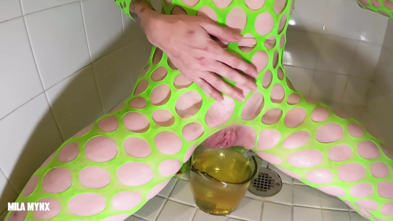 Mila Mynx: Neon-schlampe gulps doppelte pisse dusche