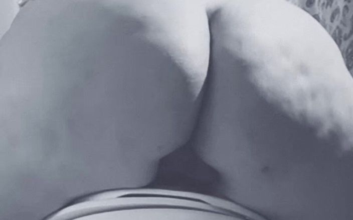 Riderqueen BBW Step Mom Latina Ebony: Riderqueen在厕所为粉丝服务