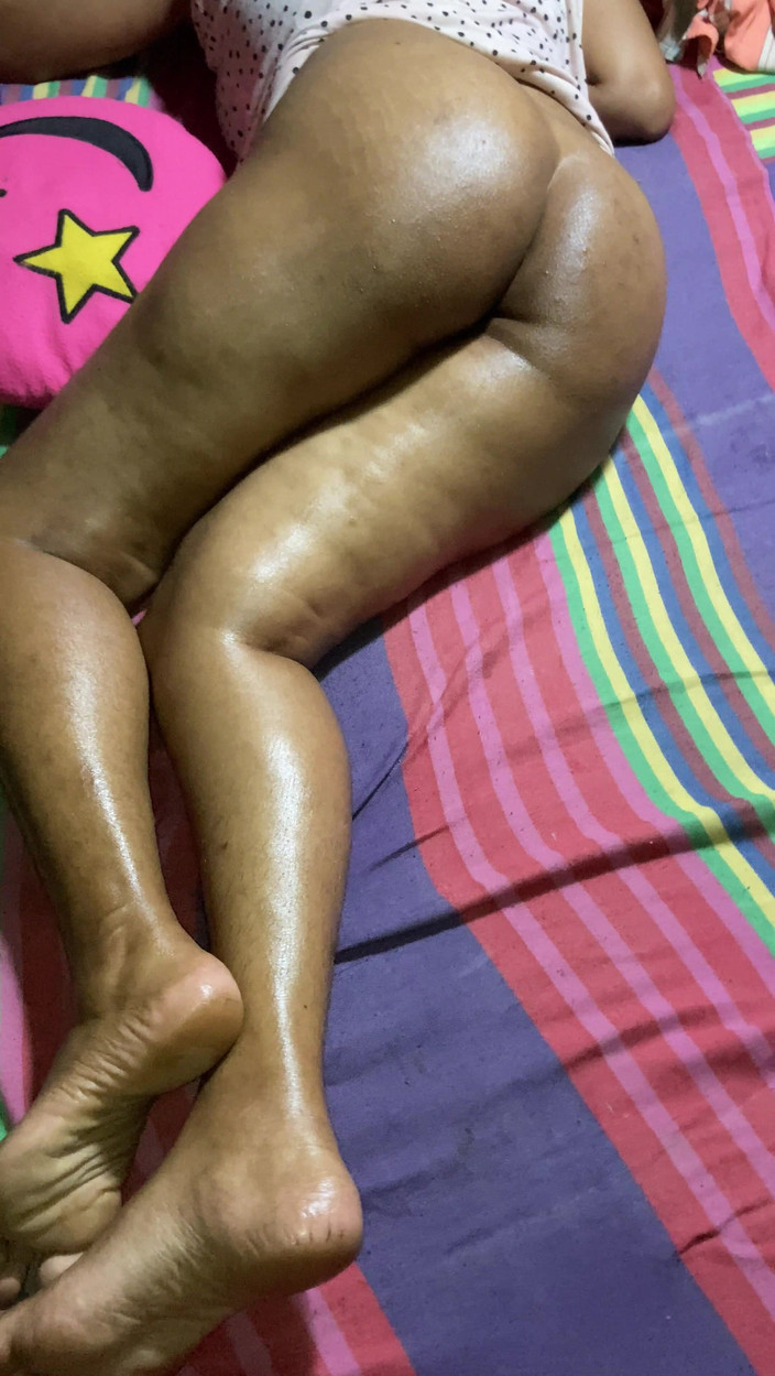 Tiyana: 热辣人妻在厨房深喉口交和传教士性爱