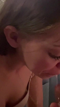 Blowjob mendalam dan meludah pada zakar dalam kereta kompilasi