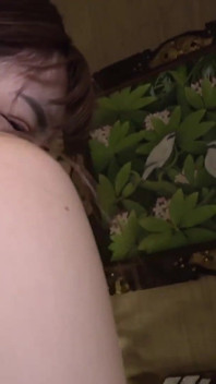 Mikuru - travailleuse freelance de 20 ans à forte poitrine