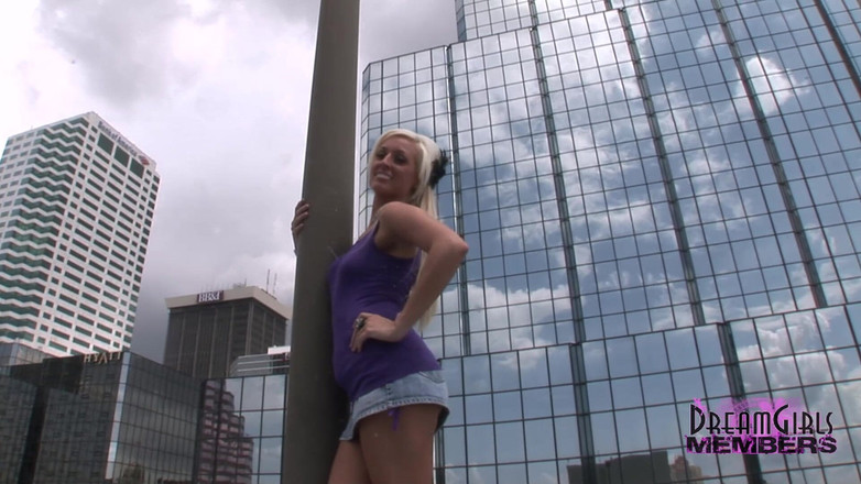 Dream Girls: Brooklyn se desnuda en medio del centro de Tampa