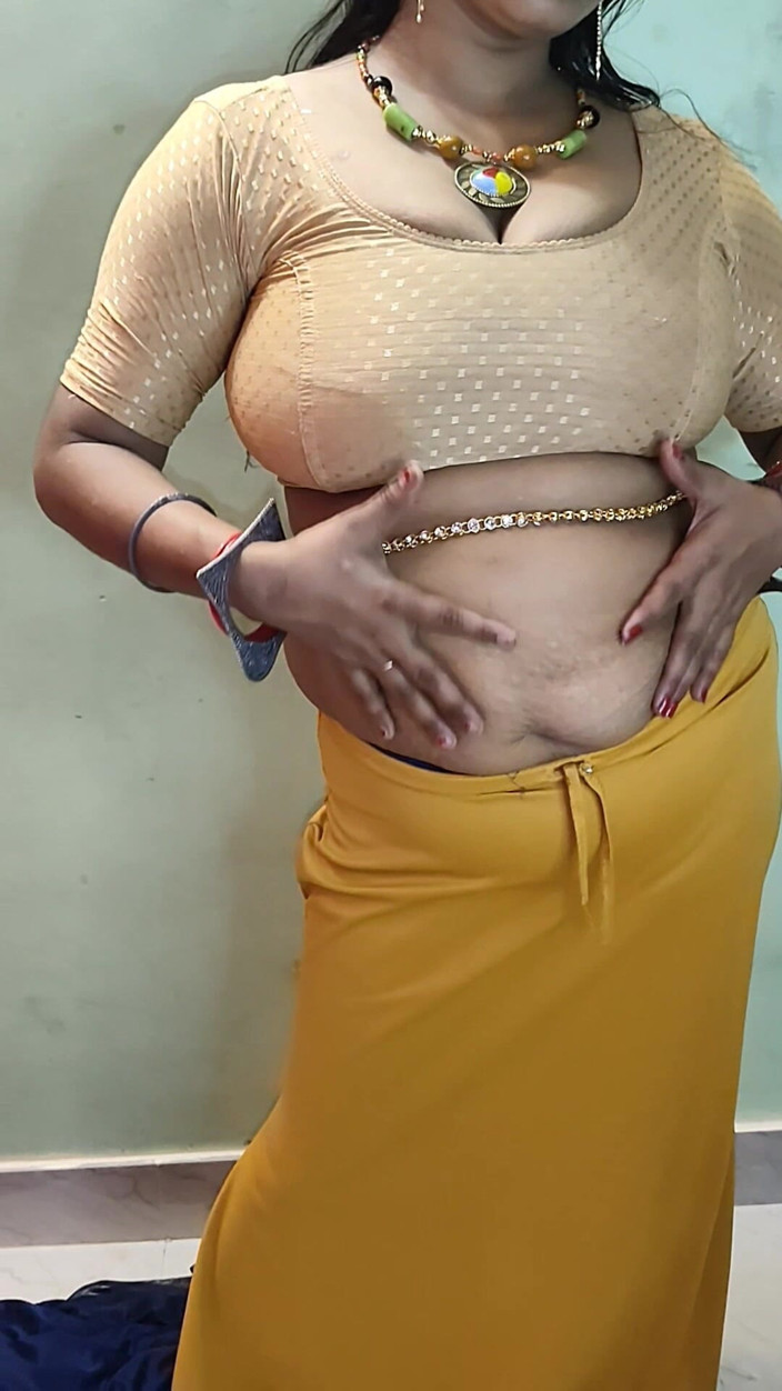 Kavita suman: Cô vợ bbw mập mạp Ấn Độ saree show và nói chuyện...