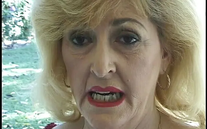 Heatwave Porn: Chicas viejas haciendo trucos # 1