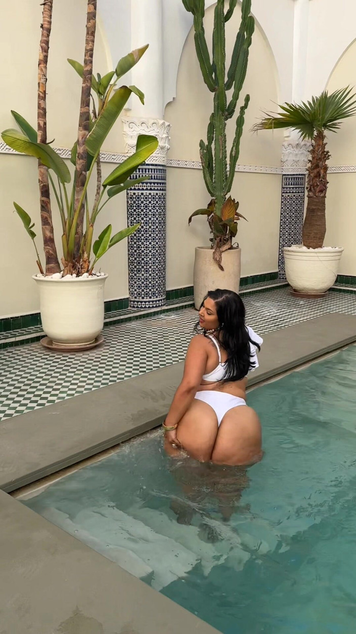 Zozonicoco: BBW Balanceándose En La Piscina Con Un Culo Enorme. Culo...