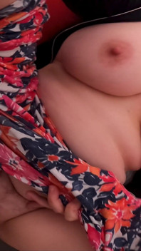 Figliastro strofina il cazzo sul culo della matrigna e lei gli fa scopare sul letto
