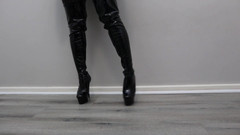 Kinky Lyrical: Cizme: Modelând diferite perechi de cizme