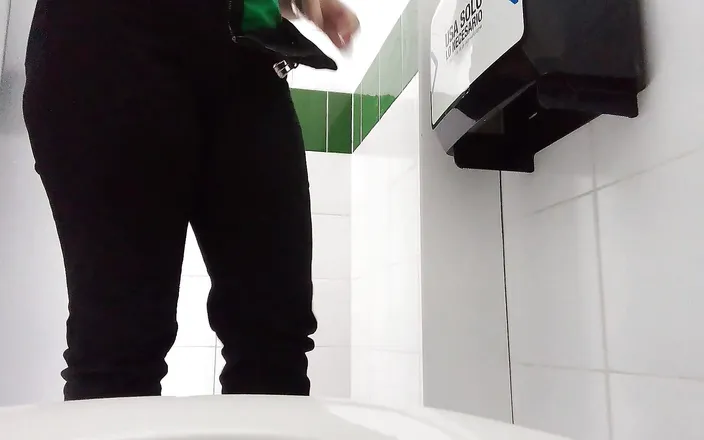 Esperanzitaluton: Amateur Camera in Bathroom Records Clothes Warehouse Employee