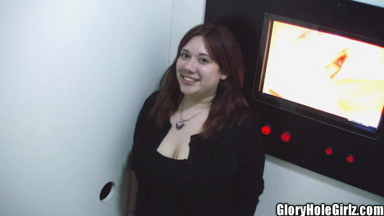 Glory Hole Girlz: リルデブおっぱいラテンビッチは、グローリーホールコックサックセスで勃起を吹きます!