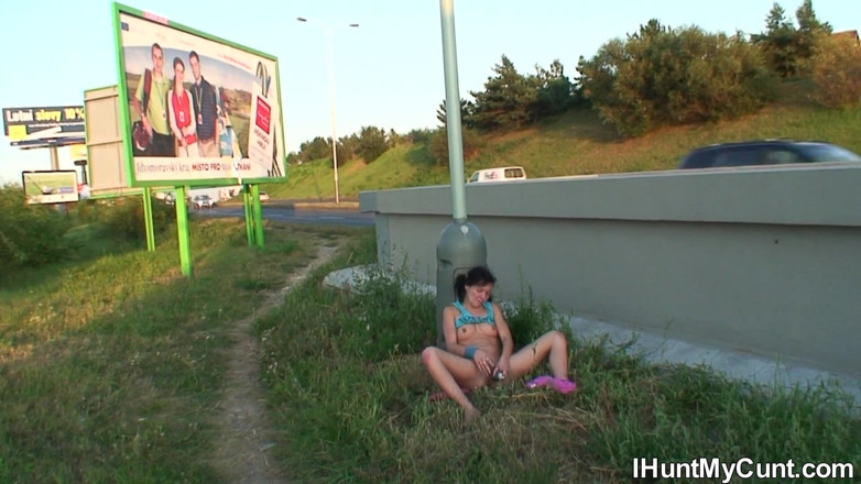 I Hunt My Cunt: Amımı avliyorum - 18 yaşındaki kız Misha Dull otobanın yanında mastürbasyon yapıyor