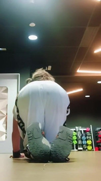 Chico sexy es muy atrevido en el gimnasio mostrando su cuerpo