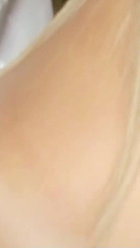 Une trans blonde se fait sodomiser par une grosse bite avec un préservatif