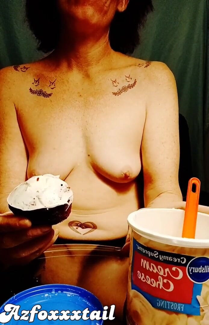 AzFoxxxTailPhelicia: Foodplay-Cupcake-penuh