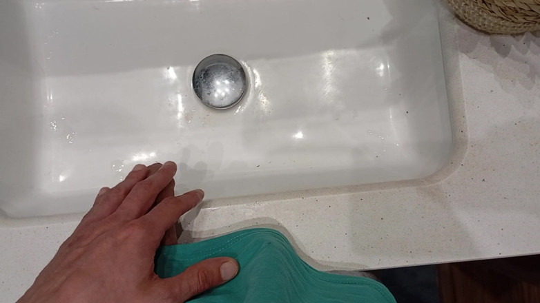 Elvissc: Porcul îți arată cât de departe a stropit sperma din videoclipul...