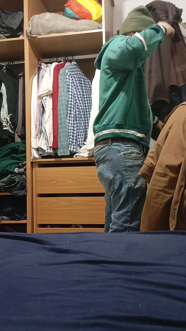 A large Portuguese dick: अपने कपड़े उतारो