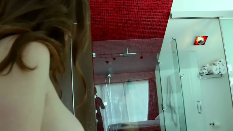 Lesbian Love Movies: Lizanie cipki pod prysznicem z czerwonymi płytkami - Dwie szczupłe brunetki...