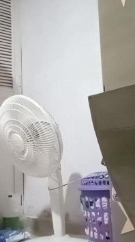 Der perverse meines stiefbruers nimmt mich auf, während ich das zimmer meines stiefvaters stiefvaters säubere, weil er meinen dicken arsch mag