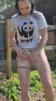 Natte t-shirt speeltijd- afkoelen onder een koude buitendouche