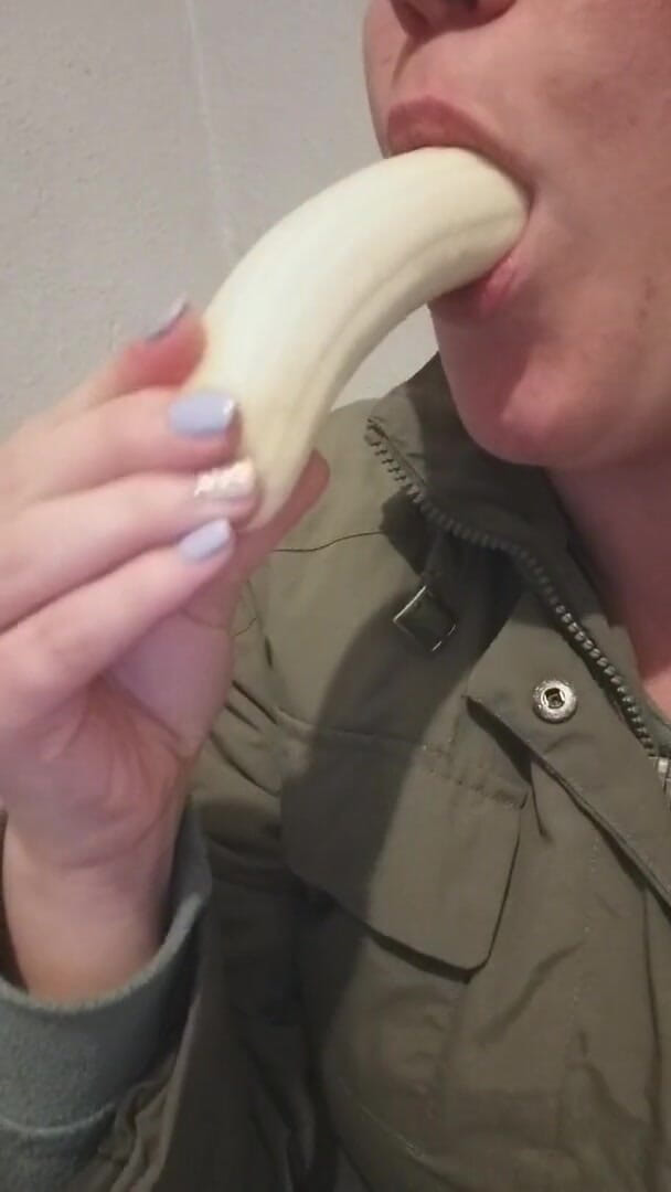 The Blue Eyed Fairy: Banan suger på nära håll