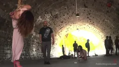 Acemi Penelope askıya alınıyor, kırbaçlanıyor ve sikiliyor