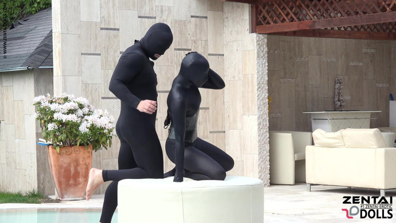 ZentaiDolls: Piscina dúo negro fetiche divertido