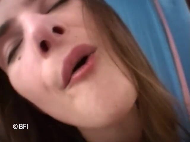 Hardcore Lovers: Nare brunette verpleegster zuigt zijn pik in pov