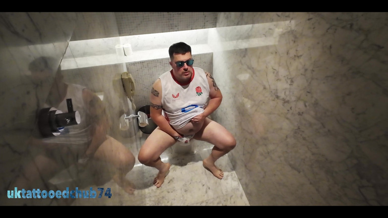 uktattooedchub74: Toilet ngocok kontol sampai muncrat di toilet