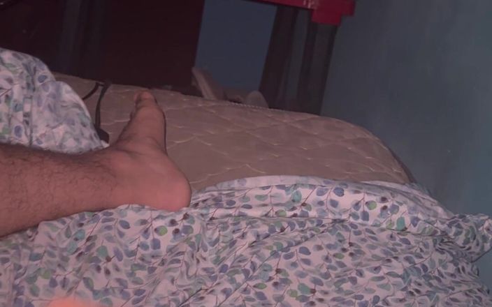 Brian25503: Masturbuje się sam w moim pokoju