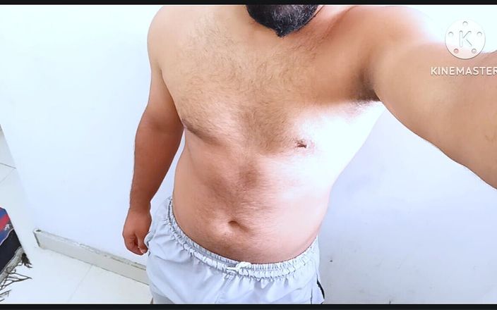 Desi Panda: Молодой индийский парень дези в спортзале с большим мускулистым телом и большой выпуклостью показывает в камеру