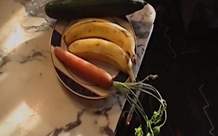 Deutsche Damen: Seksi Alman hatun tek başına eğlendikten sonra ateşli garip sokmalardan...