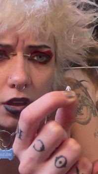 Kleine man verbergt zich in de mond van glitterqueen1999 terwijl ze haar pik reuzin reuzin reuzin krimpt fetisj