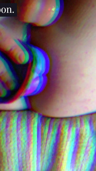 Cewek ini lagi asik muasin lubang pantatnya pakai mainan seks ukuran XXL sampai lubangnya menganga lebar