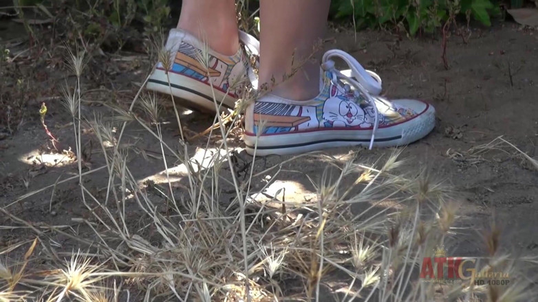 ATKIngdom Fans: Phoebe is outside getting naked for a photo shoot