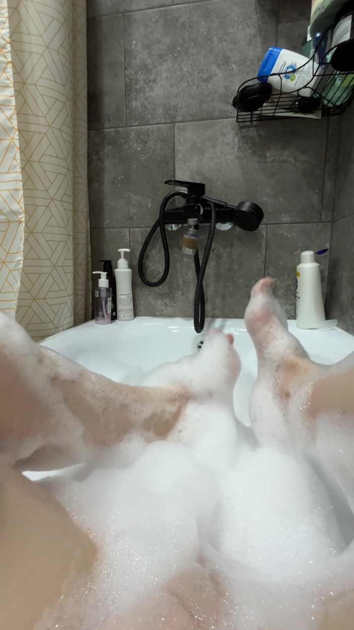 Nviz: Fetish Kaki Di Kamar Mandi