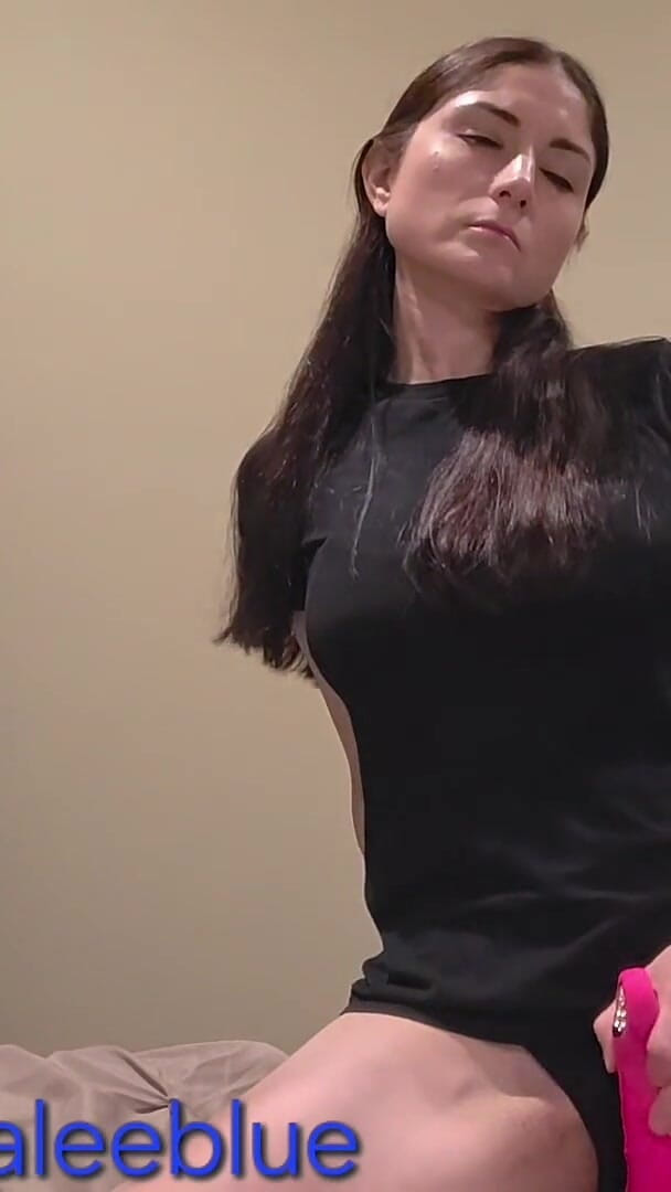 MILF Masturbating (Annaleeblue) MILF Masturbating (Annaleeblue)