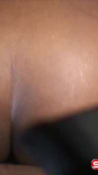 *Ritorno di ritorno* La milf ebano prende un grosso carico in bocca