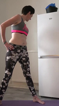Ajudys - allenamento con la piccola MILF scarlet