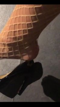 Louboutin bota se roztáčí. Klasická černá. Klasický bezstarostný styl.