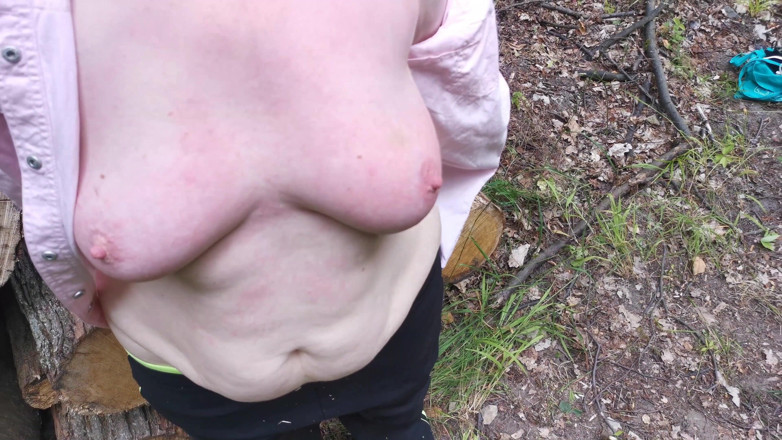 Bouncy Tits Action: Cambukan toket di hutan sambil pakai blus