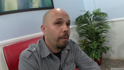 Babe Stare: Hospodyňka zkoumá vše v tomto jednom na jednom videu, které...