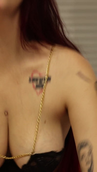 Limba și sfârcurile cu piercing în lenjerie Baddie tare și rapid și umplută cu spermă