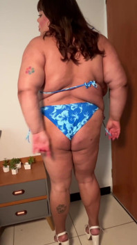 SSBBW latina Angel miluje čokoládu v ústech