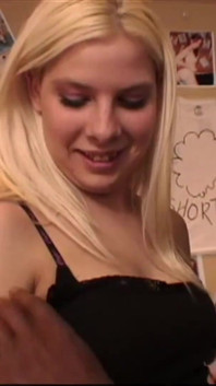 Loira gata com bela bunda redonda está cavalgando um pau preto monstro